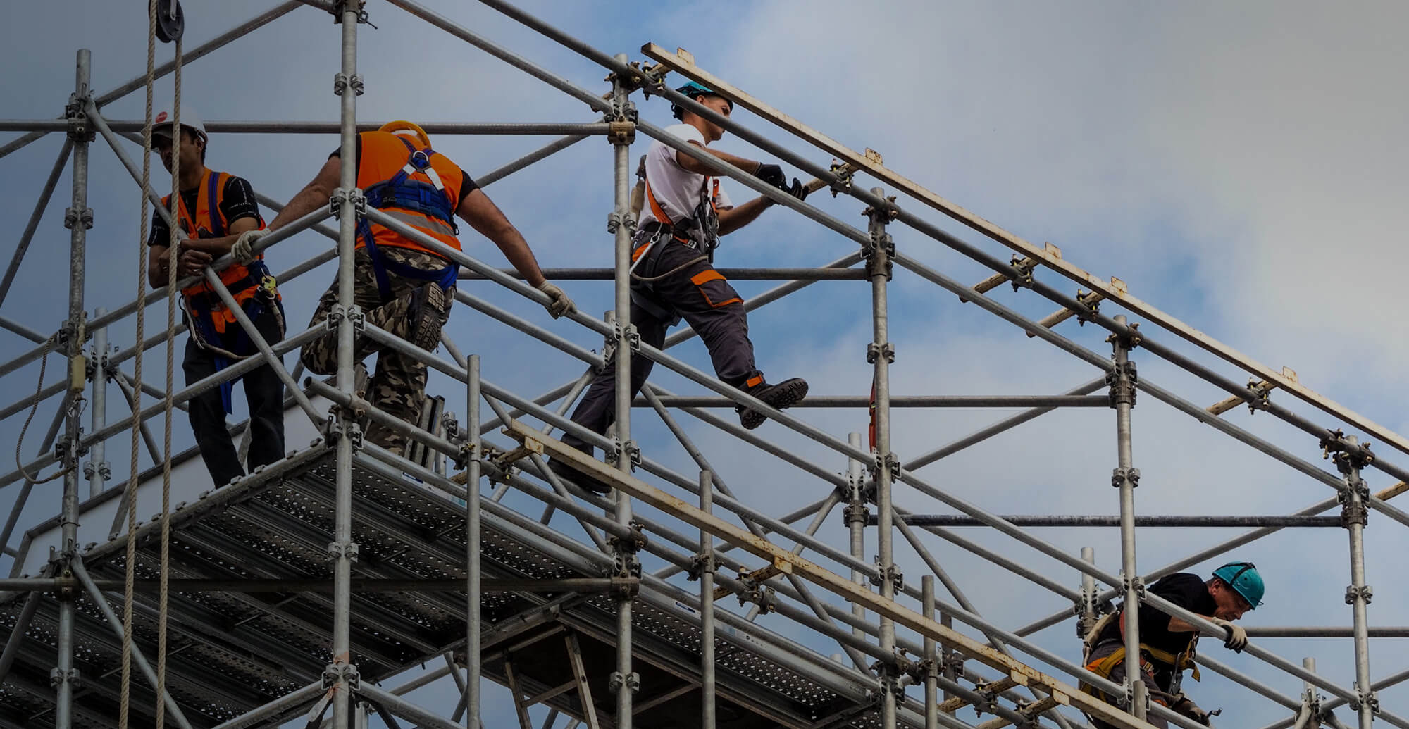 足場工事のプロフェッショナル 一つひとつの現場に誠実を